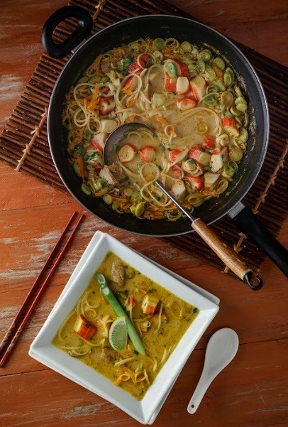 foto de Sopa de fideos de arroz y Kani Kama estilo thai 